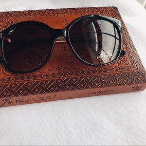 Tommy Hilfiger Accessories - Tommy Hilfiger Sunglasses 😎 Tommy Hilfiger Accessories - Tommy Hilfiger Sunglasses 😎